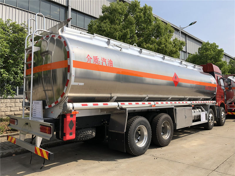 解放前四后八31.6方運(yùn)油車圖片2