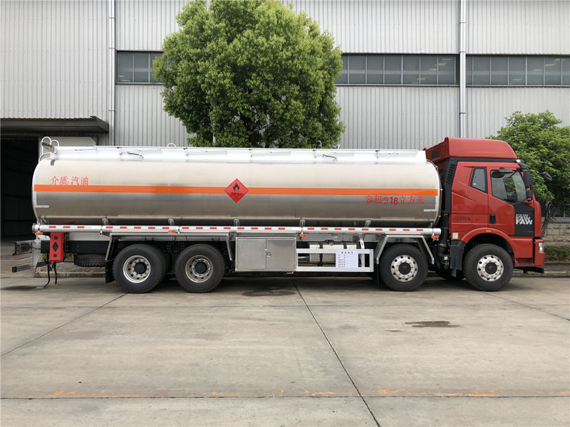 解放前四后八31.6方運(yùn)油車圖片3