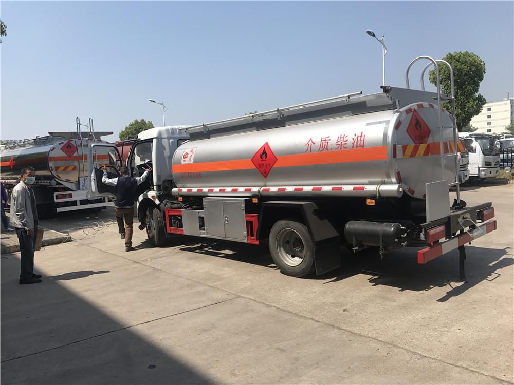 國(guó)六東風(fēng)凱普特8.5方油罐車圖片4