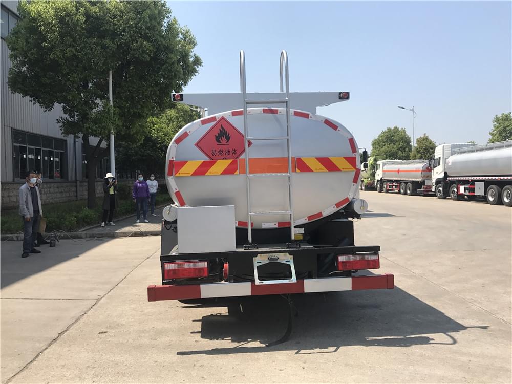 國(guó)六東風(fēng)凱普特8.5方油罐車圖片5